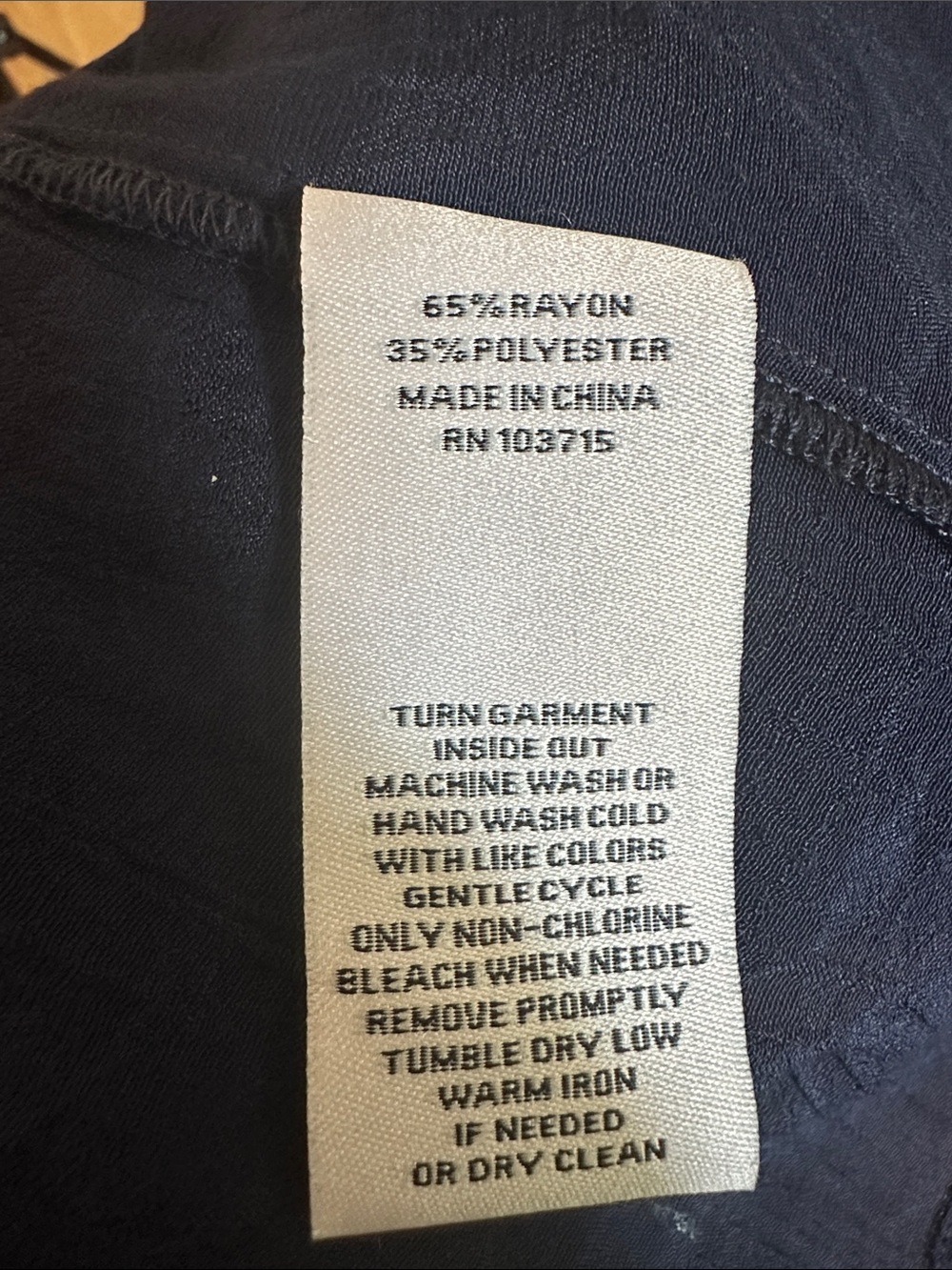 Nanette Lepore navy Lrg button front, 3/4 sleeve rayon/poly crinkle fabric - Picture 6 of 6